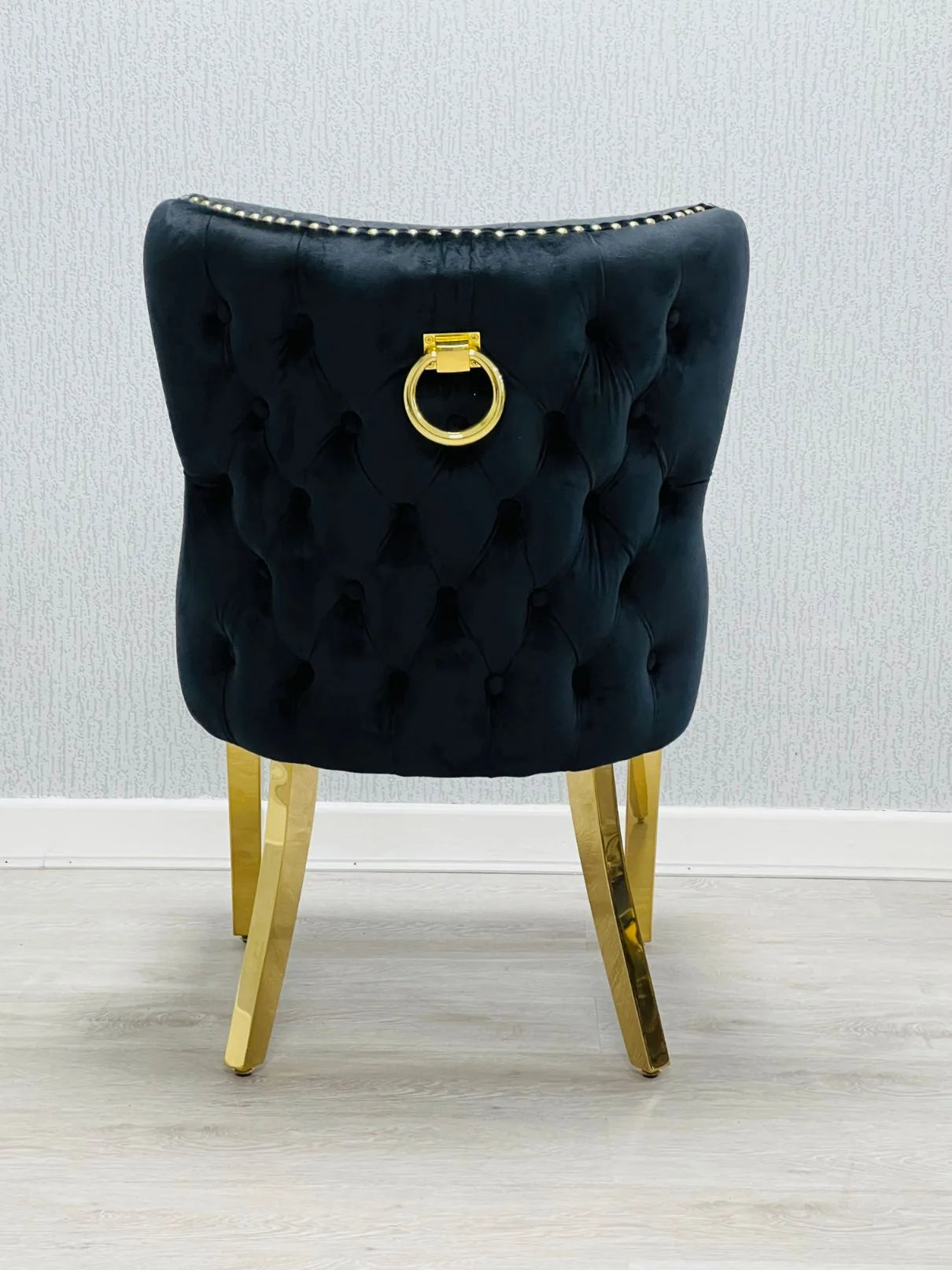 Contemporary gold marble dining furniture featuring a geometric pedestal and comfortable Valentino seating, suited to Cambridge homeowners looking for premium quality at competitive UK value.