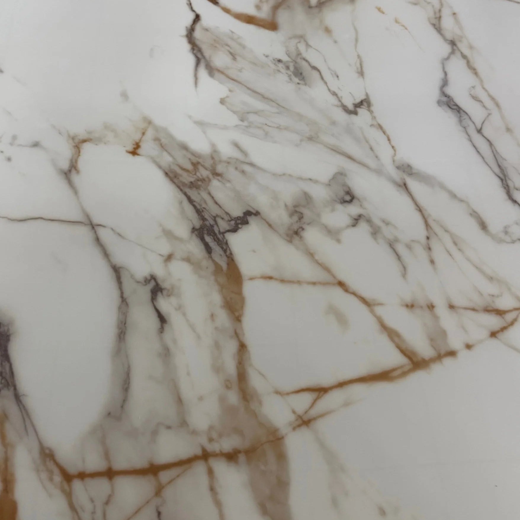 Close-up of the premium white and gold marble tabletop with a smooth polished finish.