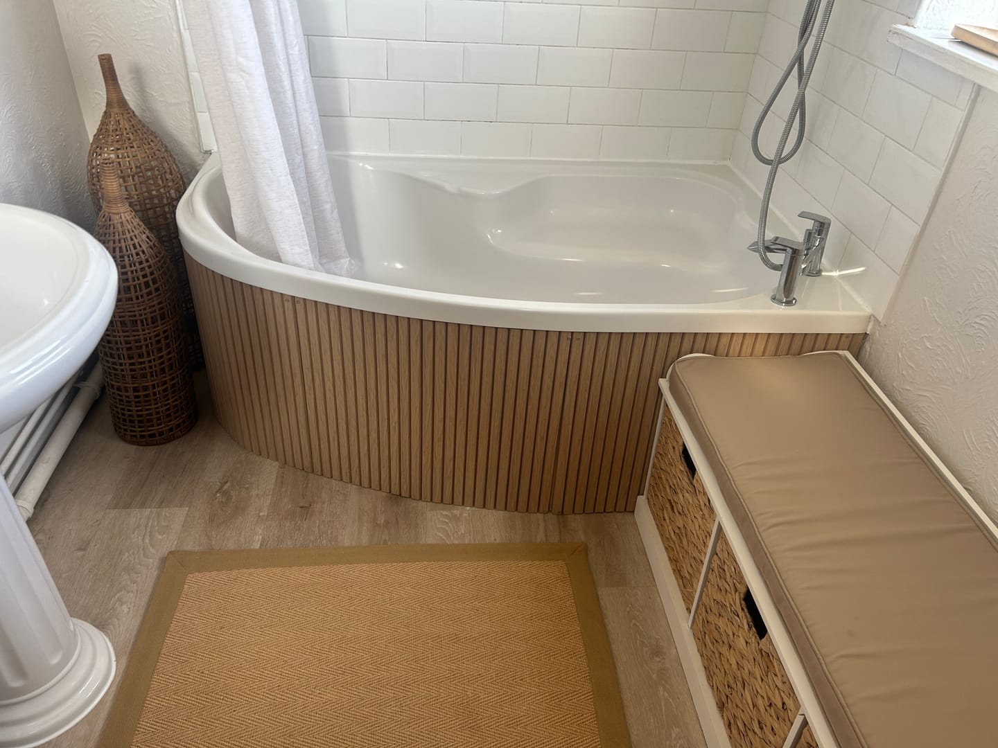 Flexible oak wall panel in modern bathroom
